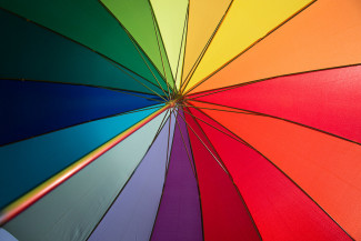 Regenschirm mit Regenbogenfarben