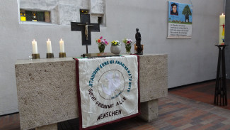 geschmückte Kirche mit Parament aus Tansania