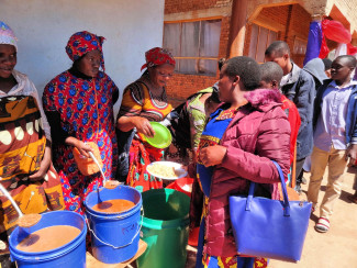 Essensausgabe beim Gemeindefest in Njombe